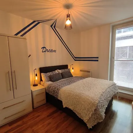 Apartment Blue Escape--lovely 2beds 1bath With Free Parking *