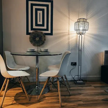 Blue Escape--lovely 2beds 1bath With Free Parking Apartment